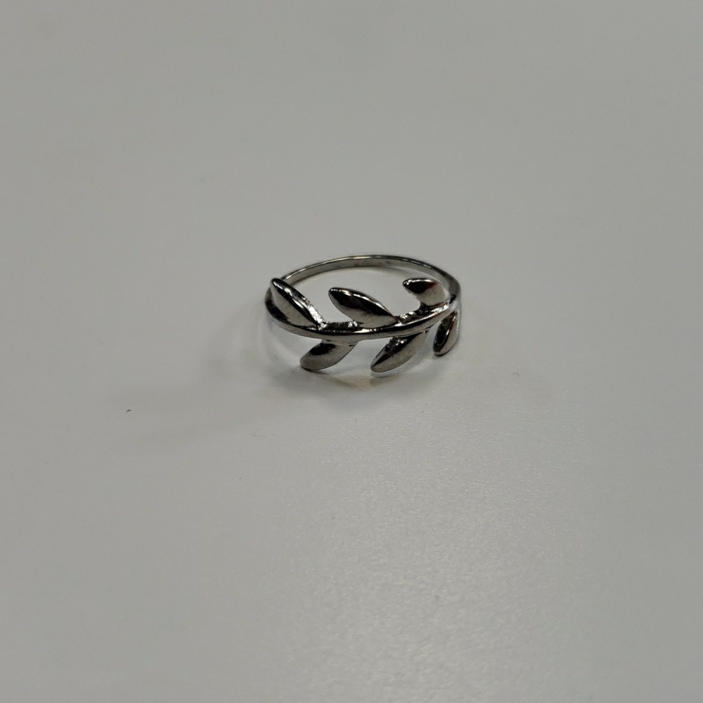 Silver leaf ring. Size 8